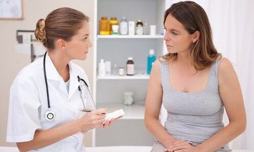 forordaíonn dochtúir cóireáil le haghaidh veins varicose